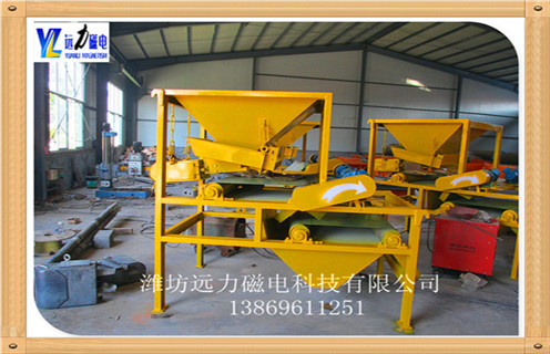 2.关于干式磁选机内部的杂物和润滑作用,设备主要是选铁工作,要定期的对设备内清理,如果发现底部有掉落的杂物料,要及时的清理,而且对轴承之间要及时的清楚杂物然后做好润滑作用,防止对其的损坏.  　　3.关于干式磁选机发热的情况,常见发热是电机的发热,或者是物料的处理方法不对,如果有此情况要及时的检查线路问题,看电压是否稳定,线路是否正常,如果有老化要更换,夏天是最容易发热的,对设备要做好避暑工作.  　　4.干式磁选机工作时产生强大的磁场,使其中杂铁会以极快的速度冲击本体,为保证冲击力不致对干式磁选机造成影响,安装有专利技术弹性悬吊装置,用于吸收冲击能量,多米平台_多米(中国)干式磁选机有效保护长期稳定的工作.