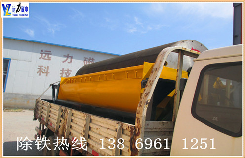 .远力干式磁选机新型设计,减少尾矿跑尾  　　多米平台_多米(中国)独创的专利技术,采用吸附.去杂.提纯.脱磁4段复合磁系的排列方法,采用优质铁氧体和钕铁硼材料与稀土磁钢复合而成.此种磁系排列方法可广泛应用于贫磁铁矿的富集提纯.河沙选铁.钢渣提纯.钛铁矿分离等,干式磁选机非常适用于干旱缺水地区,节省水资源,降低选矿成本,为超贫磁铁矿开采和利用开辟了一条新途径. 采用独有变频调速电动机,使用寿命长,运行故障低,可随时调节粗精矿品味高低